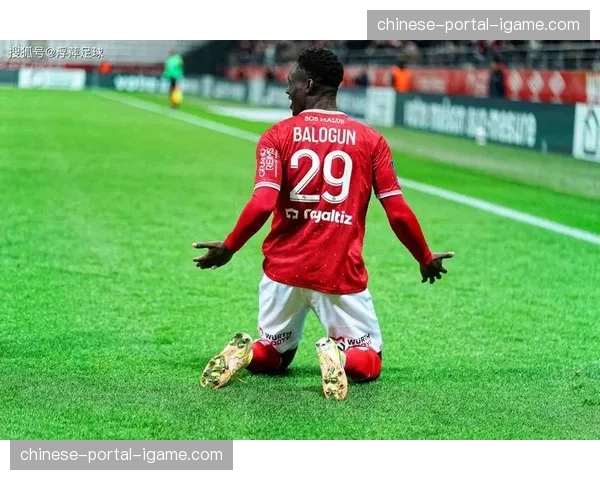 特写:进球被VAR判定无效后,兰斯前锋情绪激动吃到黄牌 特写:进球被VAR判定无效后,兰斯前锋情绪激动吃到黄牌