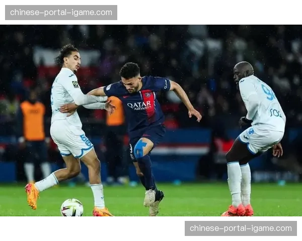 特写镜头:布雷斯特门将扑救后手抛球策动60米反击,助攻前锋单刀破门 特写镜头:布雷斯特门将扑救后手抛球策动60米反击,助攻前锋单刀破门